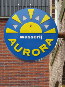 833703 Afbeelding van het teruggeplaatste uithangbord van wasserij 'Aurora' (Koningsweg 108) te Utrecht.N.B. Nadat de ...